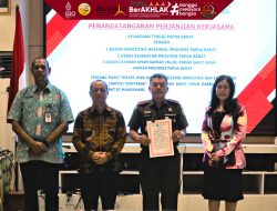 Kepala Kejaksaan Tinggi Papua Barat dengan Kepala Badan Narkotika Nasional Provinsi Papua Barat, dan Kepala Dinas Kesehatan Provinsi Papua Barat serta Kepala Badan Layanan Umum Daerah Rumah Sakit Umum Daerah Provinsi Papua Barat menandatangani Perjanjian Kerjasama Tentang Pusat Terapi Jiwa dan Rehabilitasi Narkotika dan Zat Adiktif Lainnya (Napza) “Adhyaksa” pada Rumah Sakit Umum Daerah Provinsi Papua Barat di Manokwari.