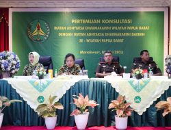 Kepala Kejaksaan Tinggi Papua Barat Juniman Hutagaol, S.H., M.H selaku pengawas IAD Wilayah Papua Barat membuka Kegiatan Pertemuan Konsultasi Ikatan Adhyaksa Dharmakarini Wilayah Papua Barat dengan IAD Daerah se-Wilayah Papua Barat Tahun 2023