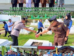 Kajati Papua Barat mengikuti Ziarah Taman Makam Pahlawan dalam rangka memperingati Hari Ulang Tahun ke-24 Provinsi Papua Barat Tahun 2023.