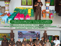 Kajati Papua Barat membagikan tali kasih berupa bahan pokok kepada sesama Keluarga Besar Kejaksaan Tinggi Papua Barat