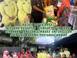 Kajati Papua Barat dan Ketua IAD Wilayah Papua Barat menyerahkan bantuan Sembako untuk pencegahan Stunting bagi Anak kepada Posyandu Mawar.