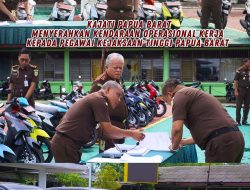 Kajati Papua Barat menyerahkan Kendaraan Dinas Operasional Kerja kepada para pejabat struktural eselon IV Kejaksaan Tinggi Papua Barat