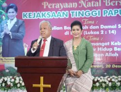 Kejati Papua Barat menggelar Natal bersama seluruh pegawai dan tenaga honorer, purnaja serta guru dan siswa SLB Panca Kasih Amban dan SPGJ/SMTK Lahai Roi Andai