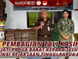 Kajati Papua Barat dan Ketua IAD Wilayah Papua Barat membagikan tali kasih berupa bahan pokok kepada sesama Keluarga Besar Kejaksaan Tinggi Papua Barat