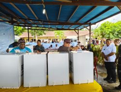 Kajati Papua Barat menggunakan Hak Pilih Pemilu Serentak Tahun 2024 di TPS 09 Polresta Manokwari.