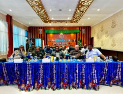 Forkopimda Papua Barat memantau perhitungan cepat (quick count) perolehan hasil suara sementara Pemilihan Umum serentak Tahun 2024