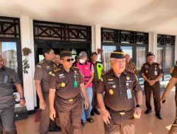 Kajati Papua Barat Pimpin Pengamanan DPO Tipikor “JB” di Bandara Rendani Manokwari