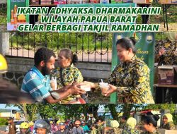Ketua IAD Wilayah Papua Barat Tiurmaida Harli Siregar menggelar Giat Berbagi Takjil kepada Masyarakat