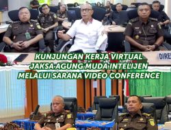 Kepala Kejaksaan Tinggi Papua Barat Dr. Harli Siregar, S.H., M.Hum didampingi Asisten Intelijen Muhammad Bardan, SH., MH menghadiri kunjungan kerja virtual Jaksa Agung Muda Intelijen Reda Manthovani