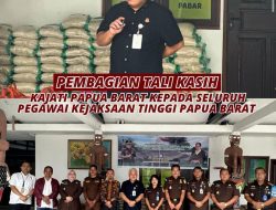 Kepala Kejaksaan Tinggi Papua Barat, Dr. Harli Siregar, S.H., M.Hum, membagikan tali kasih berupa Bahan Pokok kepada sesama Keluarga Besar Kejaksaan Tinggi Papua Barat