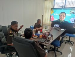 Wakajati Papua Barat Dr. Teuku Rahman, S.H., M.H., didampingi Asisten Pembinaan Dr. Abdur Kadir, S.H., M.H., dan Kasubbag Perencanaan pada Asbin Jenny Pieter, S.H, mengikuti kegiatan Halo RB Periode Mei Tahun 2024 secara Virtual