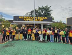 Kajati Papua Barat Senam Pagi bersama Seluruh Pegawai dan Bagikan Doorprize untuk meningkatkan Soliditas dan Semangat Kerja seluruh Pegawai.