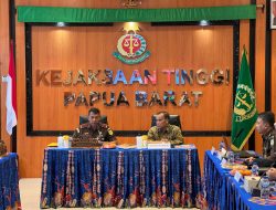 Tim Bagian Perpustakaan dan Dokumentasi Hukum pada Biro Hukum dan Hubungan Luar Negeri pada Kejaksaan Agung tiba di Manokwari untuk melaksanakan tugas pembinaan, pemantauan dan penyuluhan/bimbingan teknis Perpustakaan dan Dokumentasi Hukum serta sosialisasi akreditasi perpustakaan pada Perpustakaan Unit di Wilayah Hukum Kejaksaan Tinggi Papua Barat.