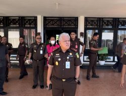 Kajati Papua Barat memimpin Penjemputan dan Pengamanan DPO DAW di Bandara Rendani
