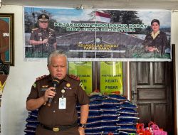 Kajati Papua Barat membagikan tali kasih berupa Bahan Pokok kepada sesama Keluarga Besar Kejaksaan Tinggi Papua Barat