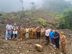 Kunjungan Kerja Pj. Gubernur Papua Barat di Dampingi Kajati Papua Barat Kepada Warga Pengungsi Yang Terdampak Bencana Longsor di Kabupaten Pegaf