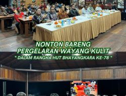 Kajati Papua Barat Yang di Wakili Asisten Intelijen Kejaksaan Tinggi Papua Barat Menghadiri Acara Nonton Bareng Pergelaran Wayang Kulit Dalam Rangka HUT Bhayangkara Ke-78