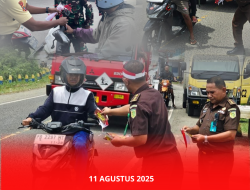 Tim Kejaksaan Tinggi Papua Barat Melakukan Pembagian Bendera Merah Putih kepada Para Pegawai Kejati Papua Barat dan Masyarakat Dalam Rangka Merayakan HUT ke- 80 Kemerdekaan Indonesia
