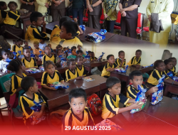 Plh. Kajati Papua Barat beserta jajaran Melaksanakan Bakti Sosial di SD Sowi Indah Manokwari Dalam Rangka Hari Lahir Kejaksaan Ke- 80 Tahun 2025