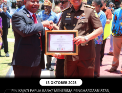Gubernur Papua Barat memberikan Penghargaan kepada Kejaksaan Tinggi Papua barat dalam rangka HUT Provinsi Papua Barat Ke- 26 Tahun 2025