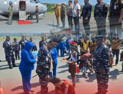 Kajati PB dan Wakajati PB Menyambutan Pangkoarmada RI di Bandara Rendani Manokwari